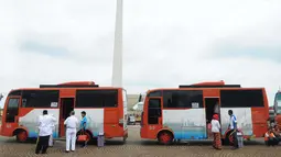 Sejumlah Pegawai Negeri Sipil di lingkungan Pemprov DKI Jakarta menjalani tes urine di kawasan Monumen Nasional (Monas), Jakarta, Jumat (2/1/2015). Kendaraan toilet disiagakan untuk keperluan tes urine PNS Pemprov DKI Jakarta. (Liputan6.com/Faizal Fanani)