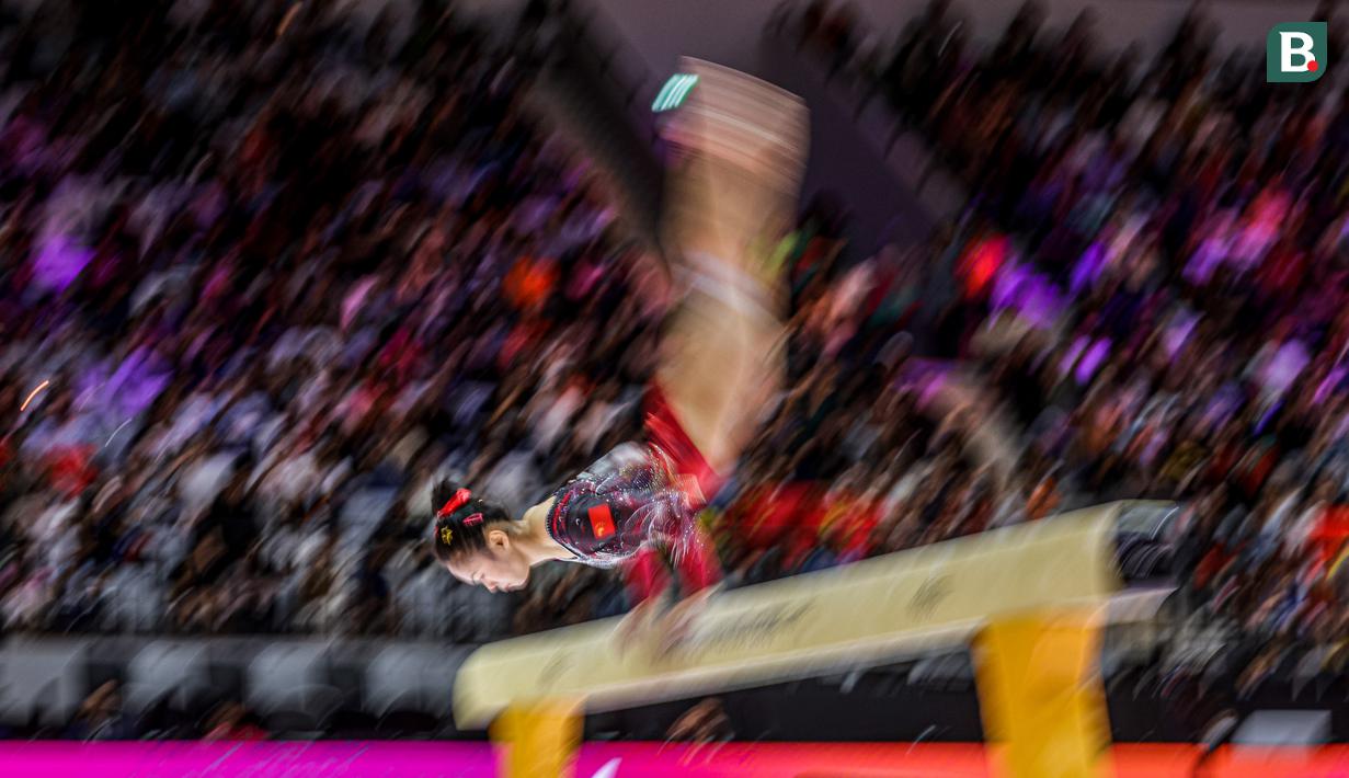 Pesenam China, Zhang Qingying beraksi pada nomor balok keseimbangan final aparatus putri Kejuaraan Dunia Gimnastik 2025 di Indonesia Arena, Senayan, Jakarta, Sabtu (25/10/2025). (Bola.com/Bagaskara Lazuardi)