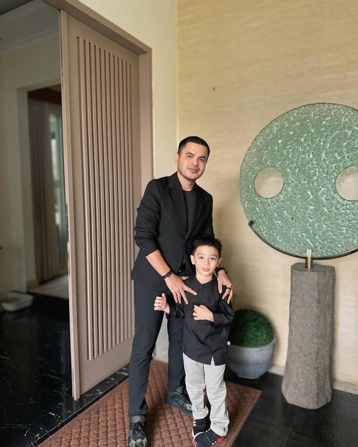 7 Potret Haldy Sabri Suami Irish Bella Jumatan Bareng Air Rumi, Ternyata Deket Banget Meski Papa Sambung