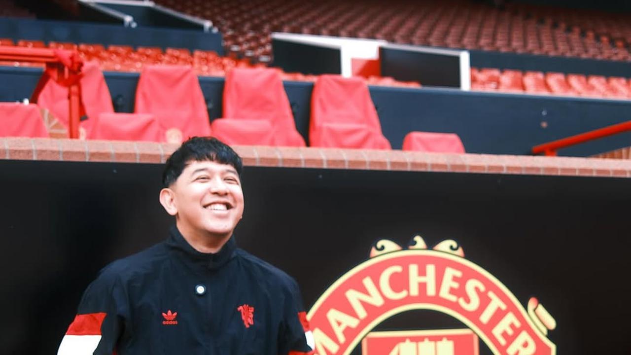 Potret Donne Maula Berhasil Kunjungi Stadion Old Trafford Bareng Yura Yunita, Bahagianya Fans Sejati