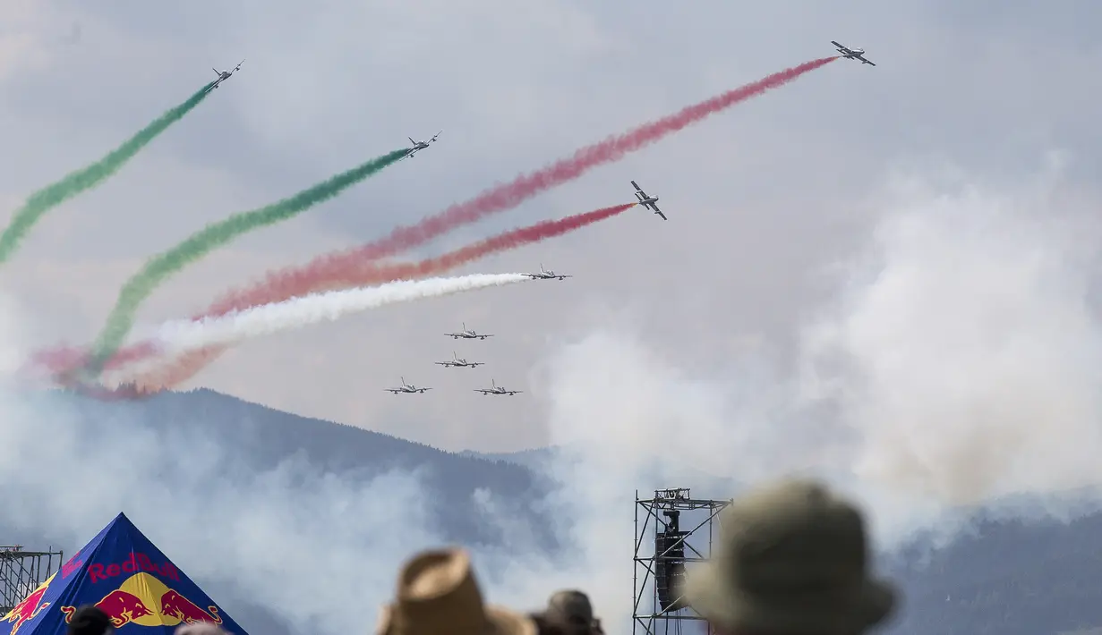 Pertunjukkan udara dengan menampilkan atraksi luar biasa dari pilot-pilot handal di "Airpower 16" di Zeltweg, Austria, Jumat (2/9). (AFP Photo/Erwin Scheriau)