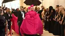 Lady Gaga (kanan) bersama Brandon Maxwell menghadiri Met Gala 2019 yang digelar di The Metropolitan Museum of Art, New York, Amerika Serikat, Sanin (6/5/2019). Brandon Maxwell merancang busana Lady Gaga untuk menghadiri Met Gala 2019. (Photo by Evan Agostini/Invision/AP)