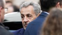 Mantan Presiden Prancis Nicolas Sarkozy terlihat sebelum naik ke mobil polisi di Paris, Selasa (21/10/2025), saat akan dibawa ke penjara untuk menjalani hukuman atas kasus konspirasi pendanaan kampanye presiden 2007. (Dok. AP Photo/Thibault Camus)&nbsp;