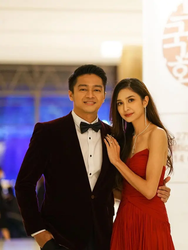 Melenggang di Red Carpet, Ini 7 Potret Mesra Mikha Tambayong dan Deva Mahenra