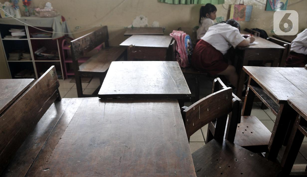 Deretan bangku kosong akibat banyak siswa tidak masuk sekolah di SDN Bukit Duri 11, Jakarta, Senin (6/1/2020). Banjir menyebabkan sekitar 50 persen siswa SDN Bukit Duri 11 tidak masuk sekolah karena mayoritas tinggal di kawasan Kampung Melayu dan Kampung Pulo. (merdeka.com/Iqbal S. Nugroho)