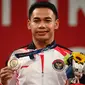 Lifter Indonesia, Eko Yuli Irawan meraih medali perak di Olimpiade Tokyo cabor angkat besi. (AFP/Vincenzo PINTO).