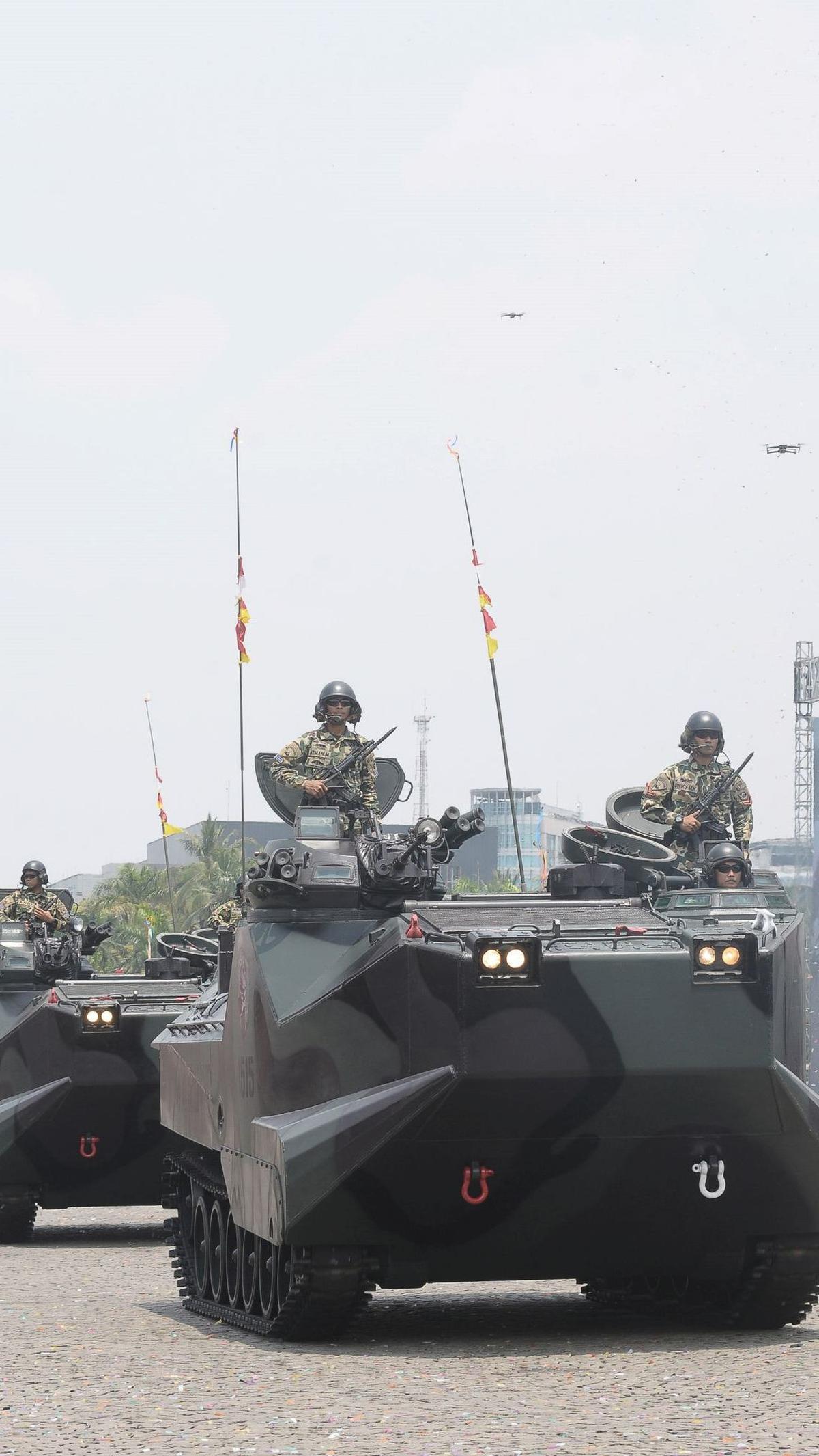 Tank amfibi Marinir saat manuver dalam gladi bersih di Monas.