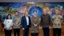 Kreasi batik Widi Wardhana dalam balutan batik dengan siluet yang beragam, anti membosankan. [Foto: Instagram/ Widi Wardhana]