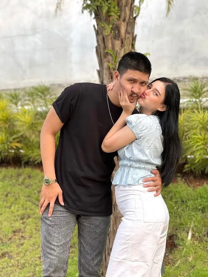 6 Gaya Kasual Yasmine Ow Pamer Baby Bump yang Mulai Terlihat, Bumil Makin Glowing