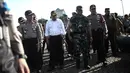 Kapolri Jenderal Tito Karnavian bersama Panglima TNI Jenderal Gatot Nurmantyo dan Menhub Budi Karya Sumadi meninjau kesiapan pasukan saat Apel Gelar Pasukan Operasi Lilin Jaya 2017 di Monas, Jakarta, Kamis (22/12). (Liputan6.com/Faizal Fanani)
