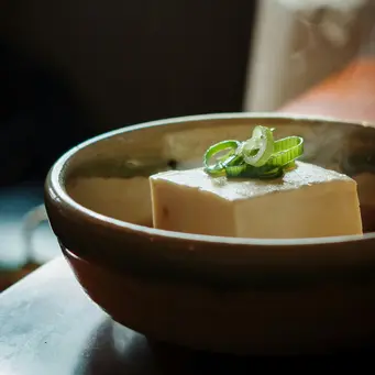 Tahu kukus memiliki kandungan nutrisi yang baik, seperti kalori, protein, lemak sehat, dan lainnya. (Foto/dok: Pexels/LeongsanTung)