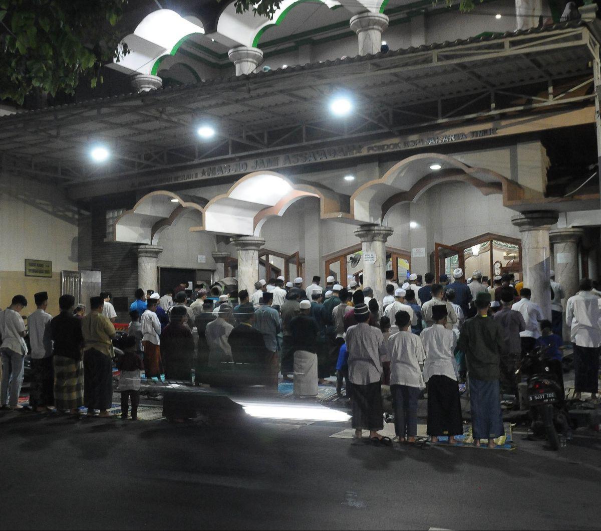 Malam pertama bulan suci Ramadan 1445 Hijriah, masjid-masjid di Jakarta dipadati umat Muslim yang antusias melaksanakan salat tarawih berjemaah. Suasana di dalam masjid pun begitu khidmat dan penuh kekhusyukan. Foto: merdeka.com / Imam Buhori<br>