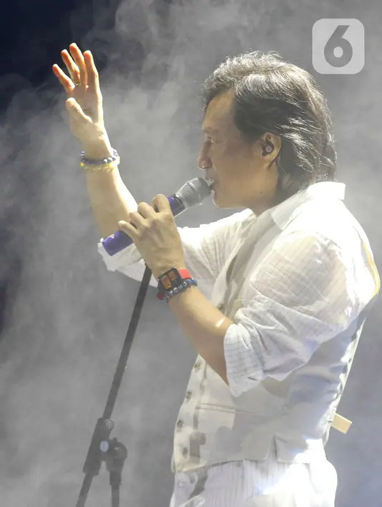 Sejumlah lagu andalan seperti Gerimis, Menjemput Impian, dan Yogyakarta serta Tak Bisa ke Lain Hati dinyanyikan kembali dengan apik oleh KLa Project dan berhasil menghanyutkan suasana. (Liputan6.com/Herman Zakharia)