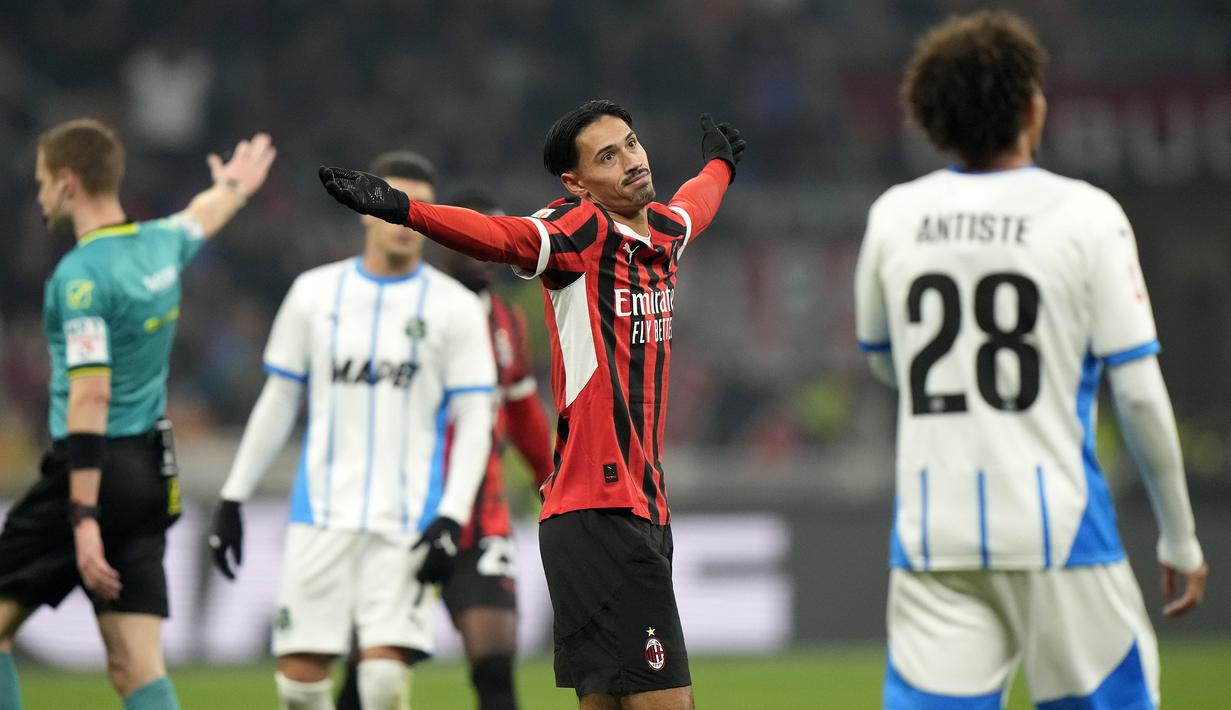 Pemain AC Milan, Tijjani Reijnders merayakan golnya ke gawang Sassuolo pada laga lanjutan Liga Italia 2024/2025 yang berlangsung di San Siro, Milan, Italia, Rabu (04/12/2024) dini hari WIB. (AP Photo/Luca Bruno)
