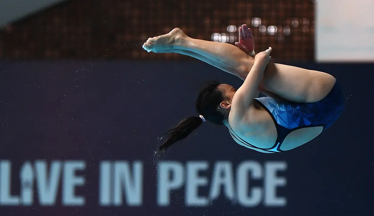 Ong Rei En dari Singapura berkompetisi pada final loncat indah putri SEA Games ke-32 di Phnom Penh, Kamboja, 10 Mei 2023. (Photo by NHAC NGUYEN / AFP)
