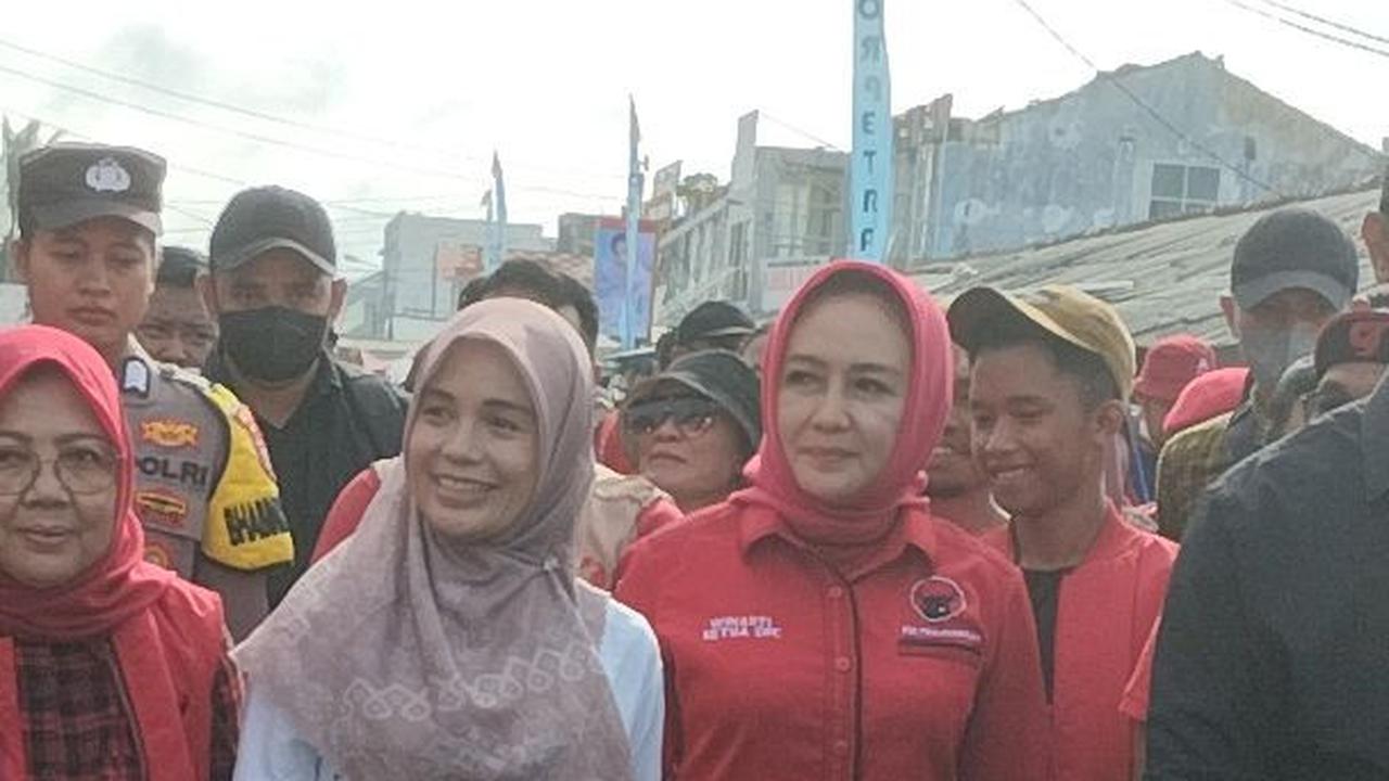 Blusukan ke Pasar Moderen Lampung, Atikoh Ganjar Borong Salak, Kurma hingga Sembako