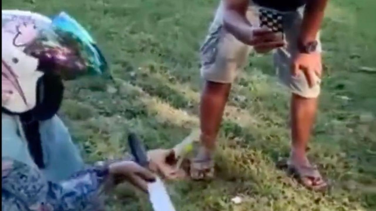 Kesal Ditinggal Main Bola Terus, Istri Nyusul ke Lapangan Bawa Parang Potong 'Punya' Suaminya