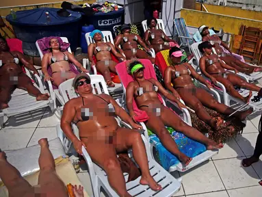 Sejumlah pengunjung berjemur saat melakukan spa di Rio de Janeiro, Brasil (22/11). Mereka berjemur untuk mendapatkan tanda bikini yang sempurna di tubuhnya, atau yang biasa disebut dalam bahasa Portugis Marquinha. (Reuters/Pilar Olivares)