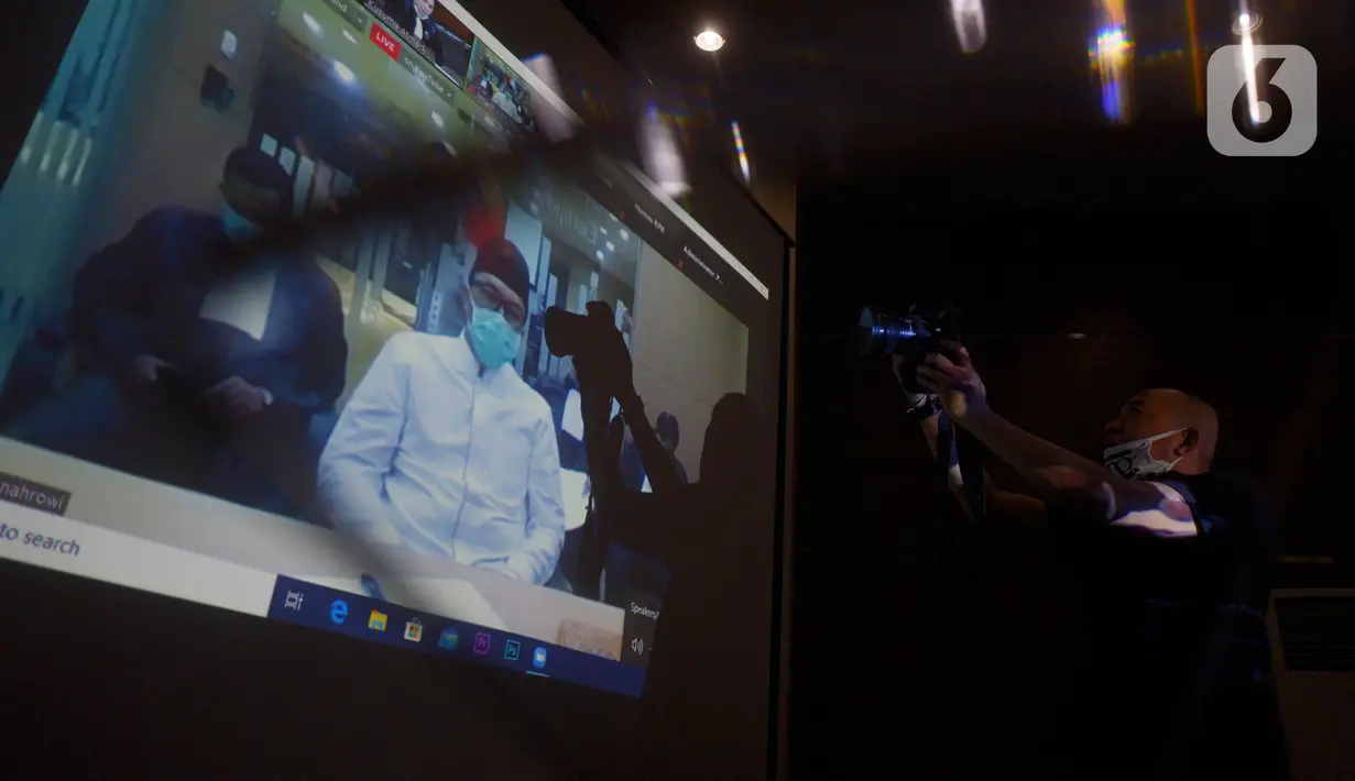 Mantan Menpora, Imam Nahrawi mendengarkan bacaan tuntutan Jaksa Penuntut Umum (JPU) dalam secara online di Gedung KPK, Jakarta,Jumat (12/06/2020). Imam Nahrawi terkait kasus dugaan suap dana hibah pemerintah kepada KONI melalui Kemenpora sebesar 17 miliar. (merdeka.com/Dwi Narwoko)