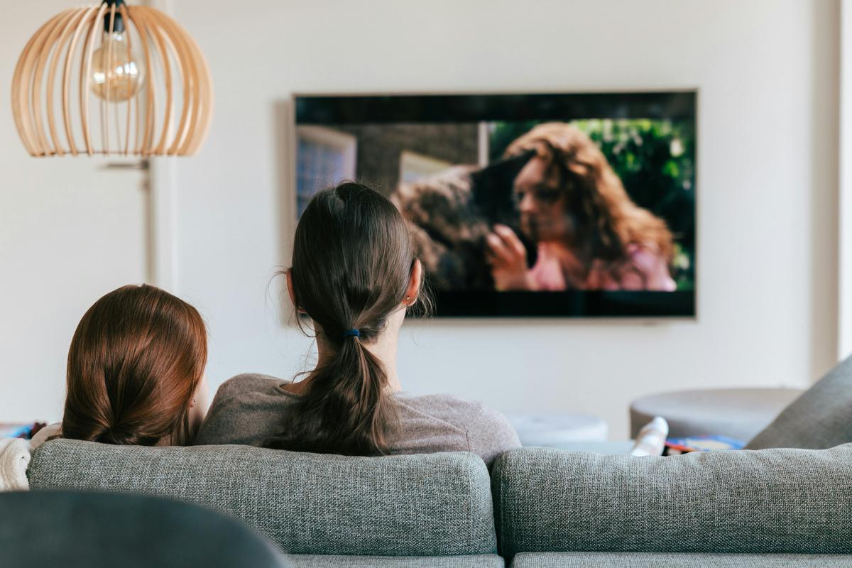 Ilustrasi Menonton TV/Photo by Kevin Woblick on Unsplash