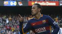 Penampilan apik Neymar membuat Barcelona siap memberikan perpanjangan kontrak hingga 2021. (REUTERS/Albert Gea)