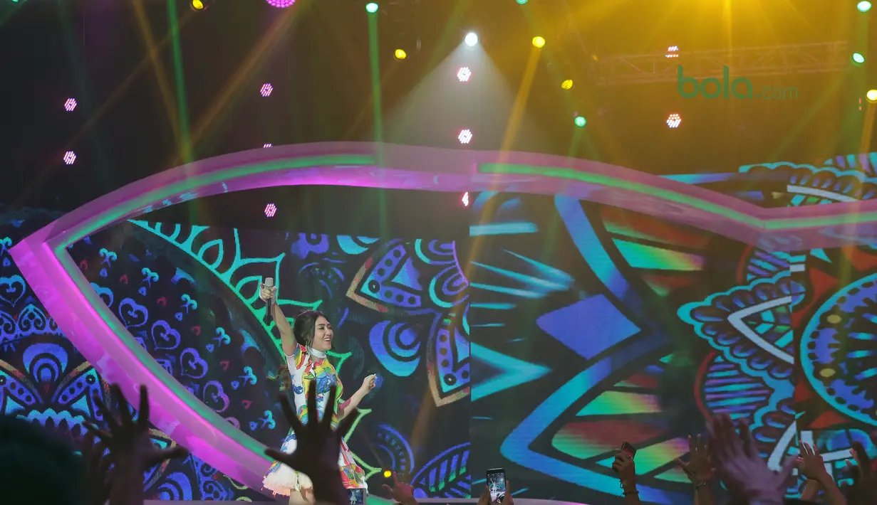 Artis Dangdut, Via Valen meramaikan Konser Energi Asian Games 2018 di Studio Indosiar, Jakarta (8/3/2018). Konser Energi Asian Games 2018 merupakan bagian dari kampanye dukungan event terbesar di Asia tersebut. (Bola.com/Nick Hanoatubun)