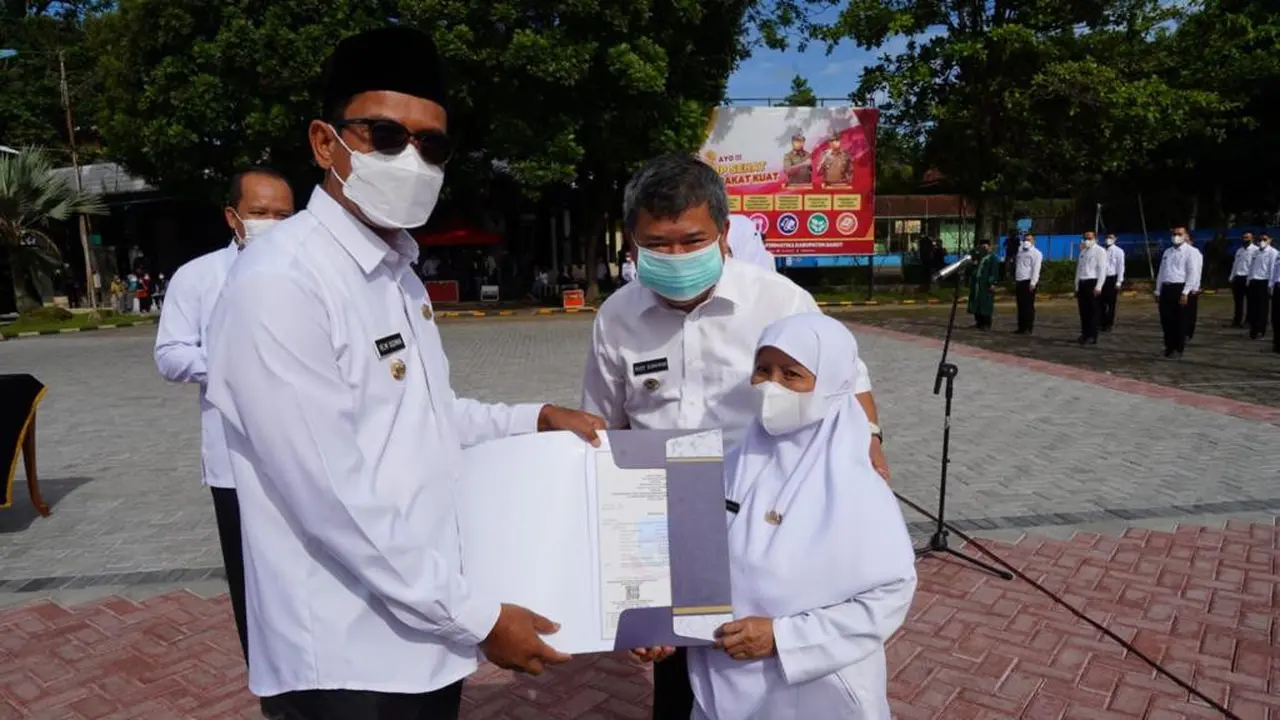 Bupati Garut Rudy Gunawan bersama Wabup Helmi Budiman memberikan SK secara simbolis kepada salah satu perwakilan PPPK dalam pengambilan sumpah di lapangan Setda Pemda Garut.