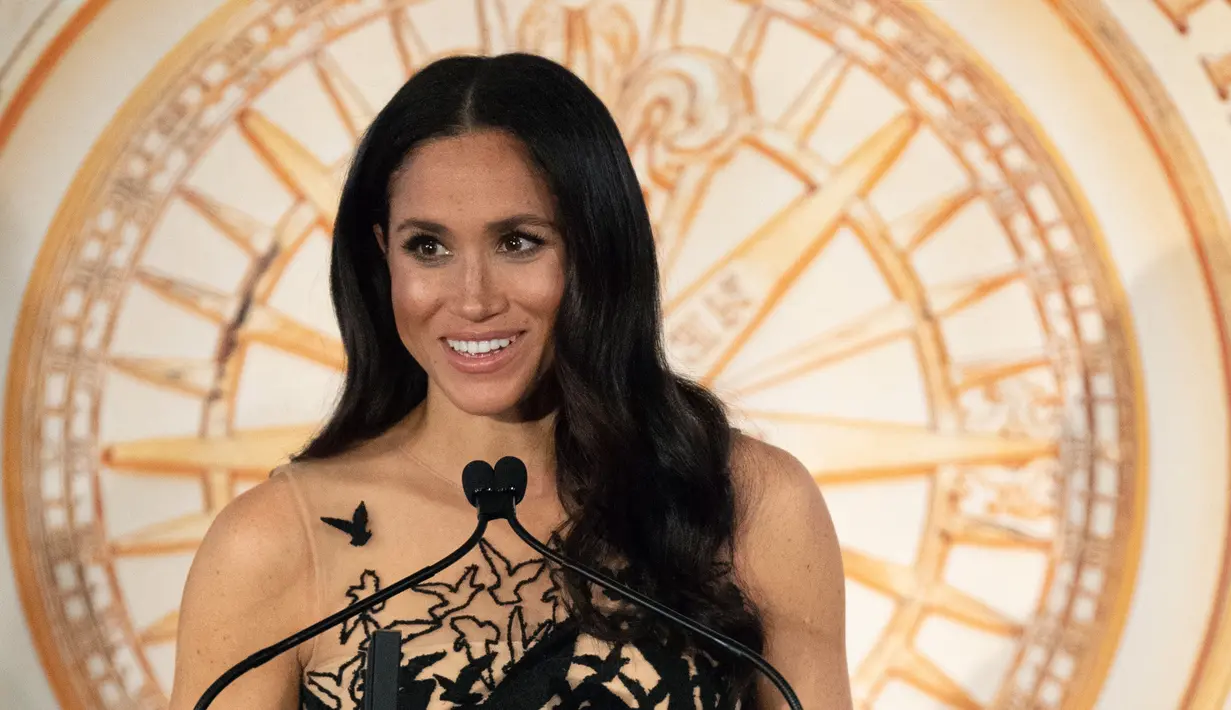 Pangeran Harry dan Meghan Markle saat tiba menghadiri The Australian Geographic Awards di Sydney, Australia (26/10). Meghan tampil cantik mengenakan gaun mewah Oscar de la Renta. (Ian Vogler/Pool via AP)