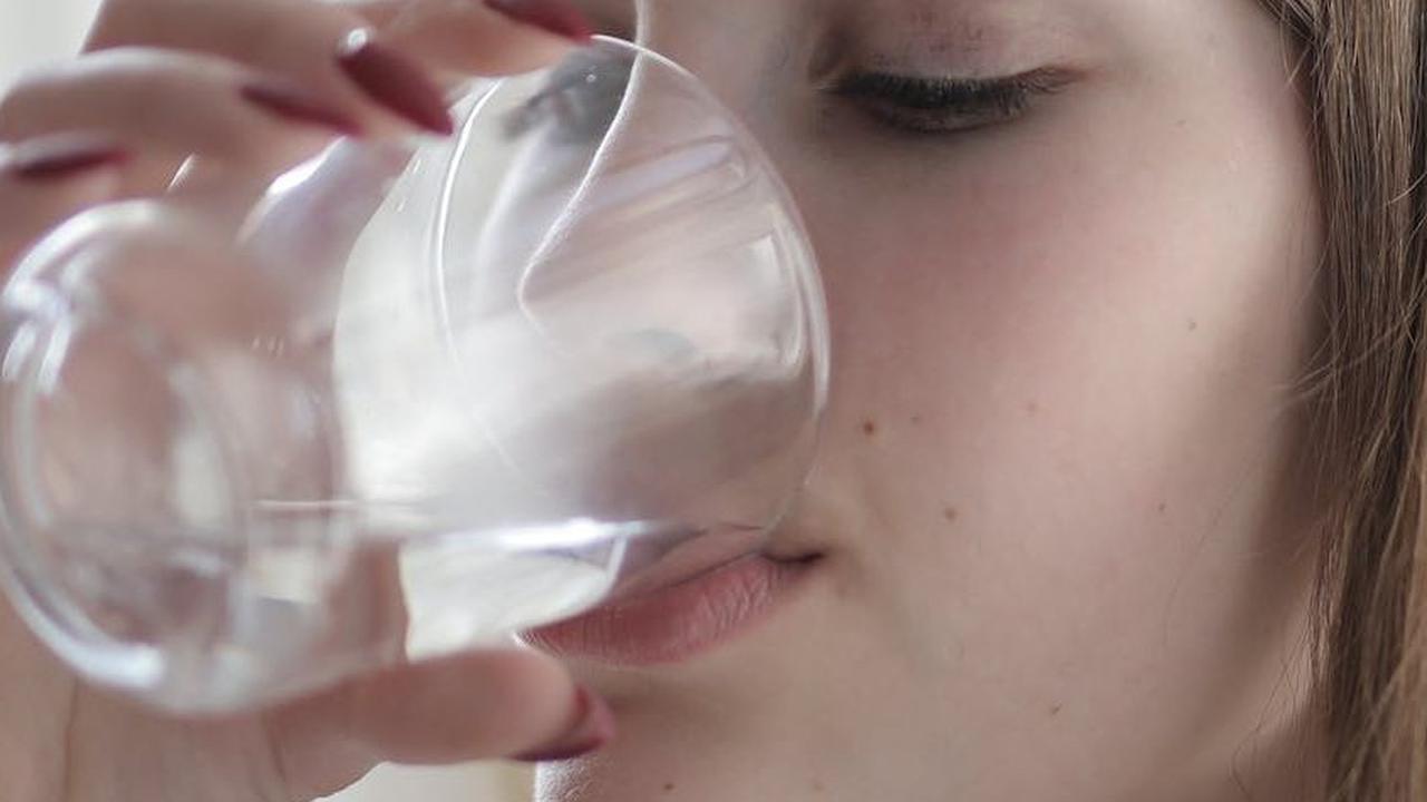 15. Rajin minum air mineral
