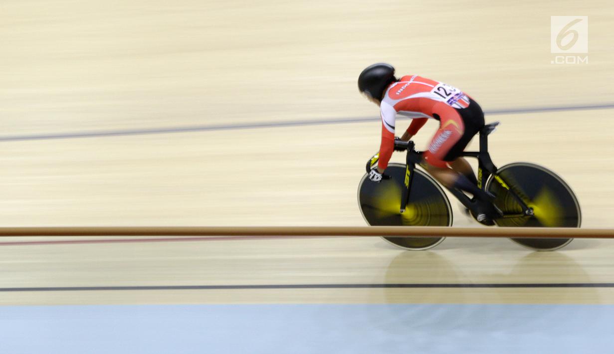 Pembalap sepeda Indonesia, Chrismonita Dwi Putri memacu sepedanya di nomor Women Elite nomor 500m Time Trial Asian Track Championships 2019 di Jakarta International Velodrome, Kamis (10/1). Putri meraih mendali perunggu. (Bola.com/Yoppy Renato)