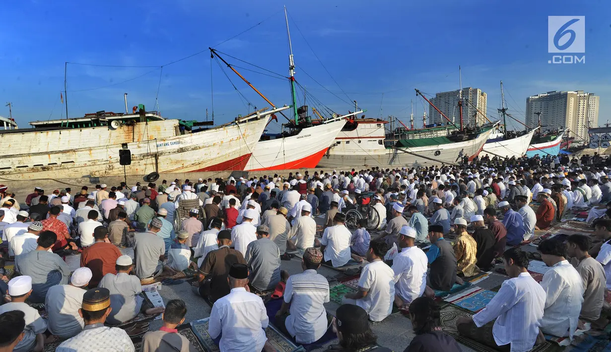 Umat muslim melaksanakan salat Idul Fitri di kawasan Pelabuhan Sunda Kelapa, Jakarta, Rabu (5/6/2019). Umat muslim seluruh Indonesia merayakan Hari Raya Idul Fitri 1440 Hijriah setelah sebelumnya melaksanakan puasa Ramadan selama sebulan penuh. (merdeka.com/Arie Basuki)