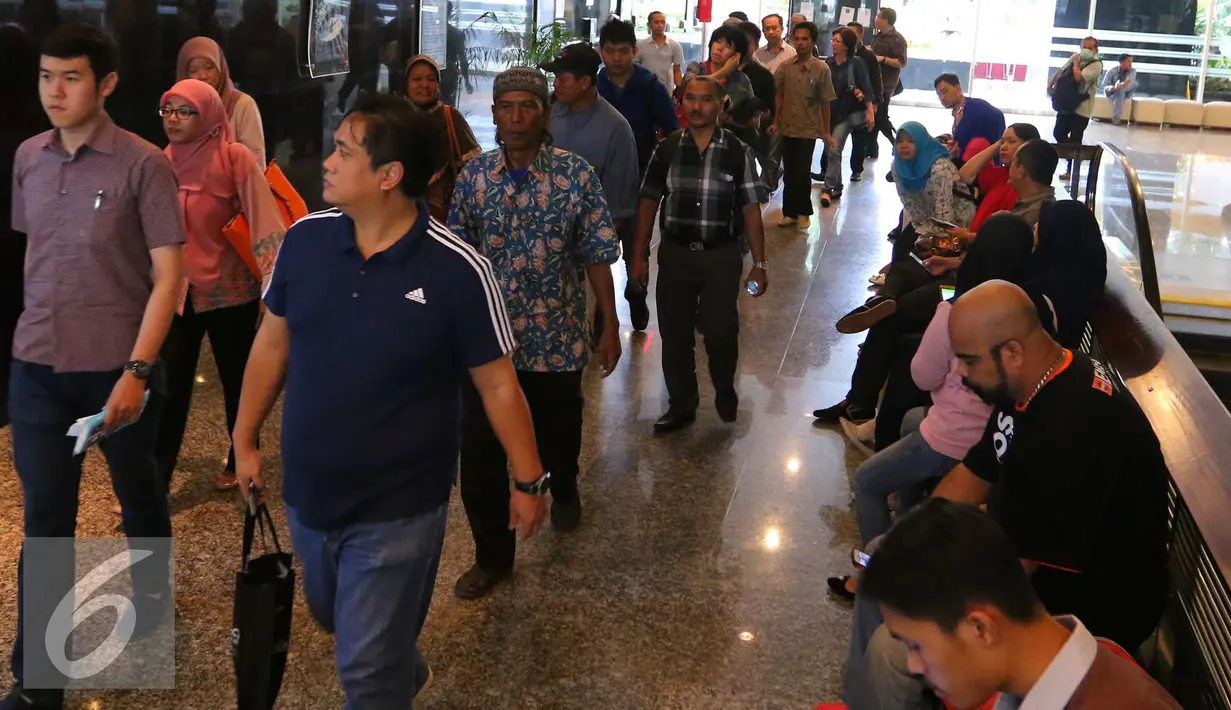 Sejumlah orang saat mendatangi kantor pusat Direktorat Jenderal Pajak, Jakarta, Jumat (30/9). total Wajib Pajak yang sudah ikut tax amnesty ‎hingga saat ini mencapai lebih dari 300 ribu WP di seluruh Indonesia. (Liputan6.com/Angga Yuniar)