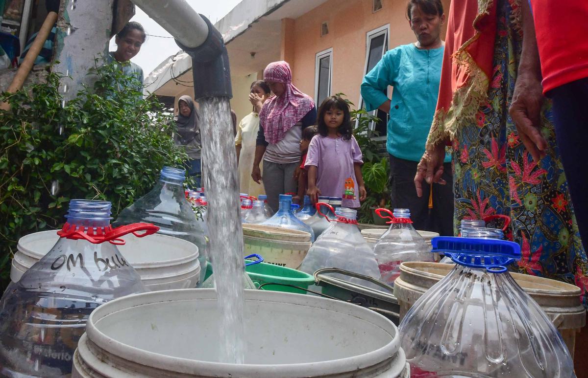 PDAM Mati dan Sumur Mengering,  Warga Depok Dapat Bantuan Air Bersih