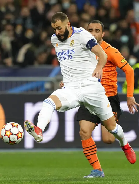 Pemain Real Madrid Karim Benzema mengontrol bola saat melawan Shakhtar Donetsk pada pertandingan grup D Liga Champions di Stadion Olympiyskiy, Kyiv, Ukraina, Selasa (19/10/2021). Real Madrid menang 5-0. (AP Photo/Efrem Lukatsky)