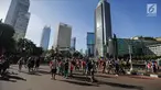 Warga beraktifitas saat berlangsungnya Hari Bebas Kendaraan Bermotor (HBKB) di kawasan Bunderan HI, Jakarta, Minggu (24/12). Pemprov DKI Jakarta tetap memberlakukan HBKB saat libur panjang Natal 2017 dan tahun baru 2018. (Liputan6.com/Faizal Fanani)