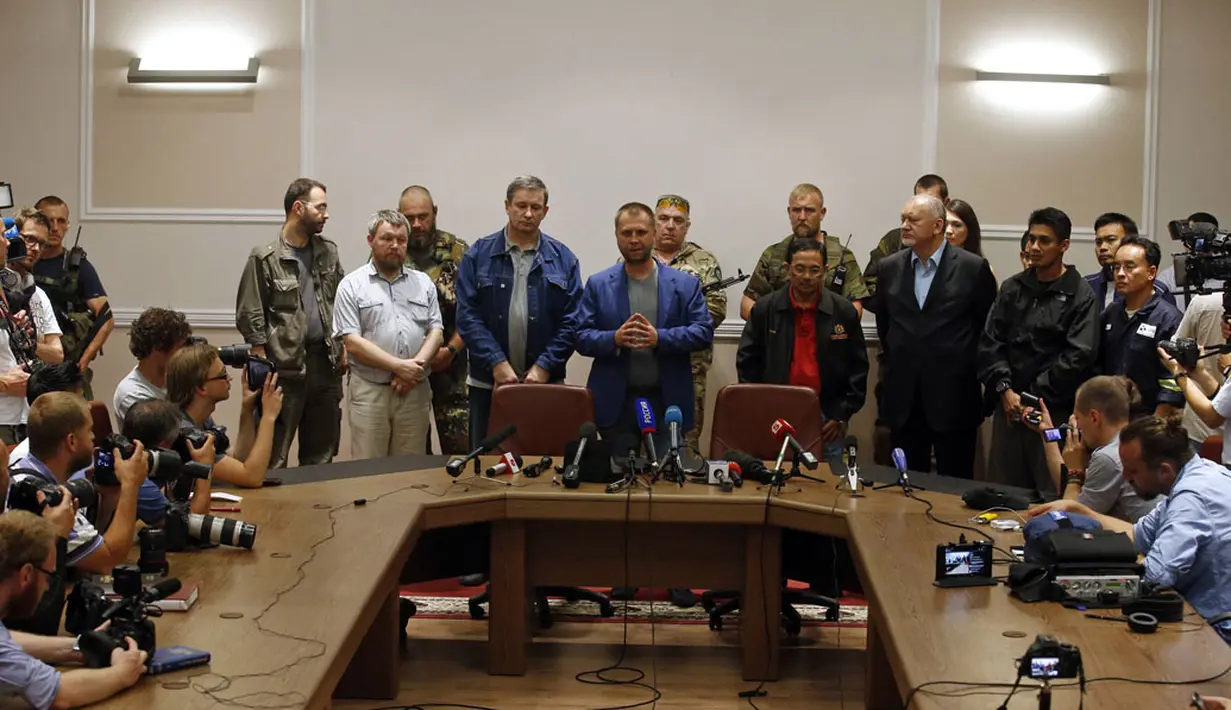 Pemimpin senior separatis pro-Rusia, Aleksander Borodai (tengah) menyampaikan pernyataan saat penyerahan kotak hitam pesawat Malaysia Airlines MH-17 di Donetsk, (22/7/2014). (REUTERS/Maxim Zmeyev)