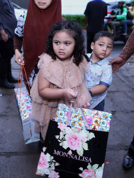 Diantara tamu selebriti beserta anak-anaknya, hadir anak Krisdayanti dengan Raul Lemos. Arianha Amora Lemos, anak mantan istri Anang itu terlihat hadir bersama adiknya. Amora memberikan kado pada Arsy. (Nurwahyunan/Bintang.com)