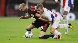 Pemain Bournemouth, Sam Surridge, berebut bola dengan pemain Crystal Palace, Max Meyer, pada laga Piala Liga Inggris di Stadion Dean Court, Rabu (16/9/2020). Bournemouth menang lewat adu penalti dengan skor 11-10. (AP Photo/Kirsty Wigglesworth, Pool)