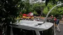 Kondisi bagian belakang mobil setelah tertimpa lampu jalan di kawasan jalan purworejo Menteng, Jakarta, Senin (27/11). Dalam kejadian tersebut tidak ada korban jiwa dalam kejadian tersebut. (Liputan6.com/Faizal Fanani)