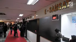 Suasana pelayanan samsat digital (e-Samsat) di Kantor Bersama Pelayanan Satu Atap Polda Metro Jaya, Jakarta, Senin (26/3). Masyarakat hanya dengan mengisi data kendaraan via e-form dengan masukan nomor pelat kendaraan. (Merdeka.com/Iqbal S. Nugroho)