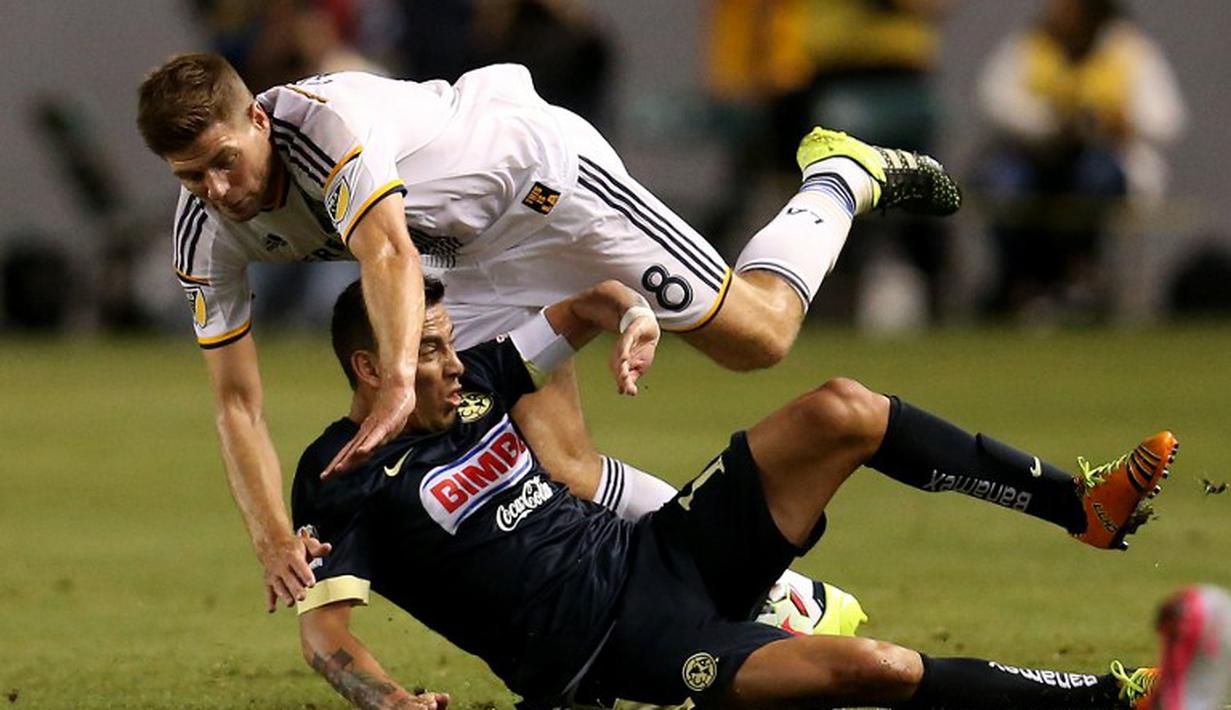 Steven Gerrard dijatuhkan Rubens Sambueza.   (Stephen Dunn/Getty Images/AFP)