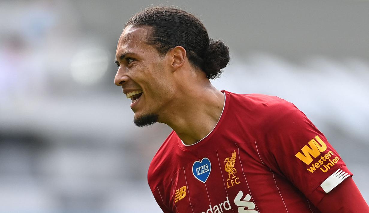 Virgil van Dijk resmi bergabung dengan Liverpool pada bursa transfer musim dingin 2018. Saat itu juga klub-klub besar ramai-ramai mengincar pemain tersebut, salah satunya Manchester City. Sayangnya The Citizen gagal mendapatkan bek solid itu. (Foto: AFP/Pool/Laurence Griffiths)