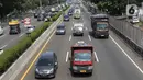 Sejumlah truk melintas di jalan tol di kawasan Jakarta, Senin (19/12/2022). Pemerintah akan membatasi pergerakan angkutan barang bagi truk-truk besar baik yang melewati jalan tol atau jalan arteri pada masa libur Natal 2022 dan Tahun Baru 2023 (Nataru). (Liputan6.com/Angga Yuniar)