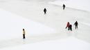 Orang-orang menyusuri Rideau Canal Skateway pada hari pembukaannya di tengah pandemi COVID-19 di Ottawa, Ontario, Kamis (28/1/2021). Kanal Rideau adalah Situs Warisan Dunia UNESCO. (Justin Tang/The Canadian Press via AP)