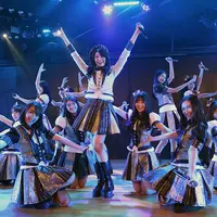 Grup idola yang memiliki banyak member kembali menunjukkan eksistensinya di belantika musik tanah air. Grup JKT 48 baru saja meluncurkan single terbarunya. (Bambang E. Ros/Bintang.com) 