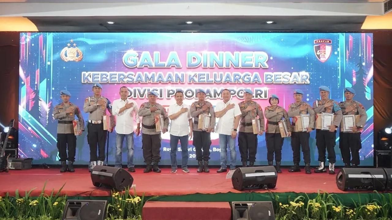 Anak buah Kadiv Propam Polri Irjen Syahardiantono itu adalah Ps Kasubbid Paminal Polda Kaltim, Kompol Iriawan Setyono, Ps Pamin Subagrenmin Polda Jambi Aiptu Nana Sumarna, dan Ba Subbid Provos Polda DIY Bripka Heri Prasetyo.<br>