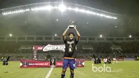 Pemain Arema FC, Adam Alis meraih bola emas  sebagai pemain terbaik saat timnya meraih juara  Piala Presiden 2017 di Stadion Pakansari, Bogor, Minggu (12/3/2017). (Bola.com/Nicklas Hanoatubun)