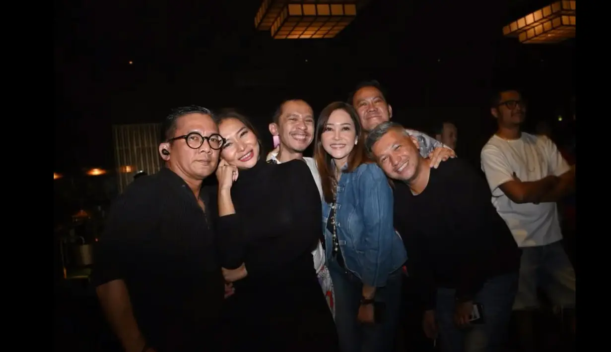 Selain keluarga, tampak beberapa selebriti juga hadir memeriahkan perayaan ulang tahun Gading. Diantaranya ada Maia Estianty, Dita 'Meychan', Sean Gelael, Uus dan istri, Aming, Andy Rif, Ronal Surapraja dll. [Instagram/gadiiing]