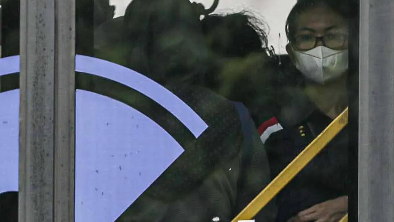 Sejumlah warga mengenakan masker saat menggunakan transportasi Transjakarta di kawasan Thamrin, Jakarta, Kamis (7/12/2023).