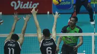 Yoendri Kindelan Alvarez dari Jakarta Pertamina Pertamax melepaskan spike yang coba diblok pemain Jakarta LavAni Allo Bank pada laga seri kedua putaran kedua PLN Mobile Proliga 2023 di GOR Ken Arok, Malang, Minggu, 12 Februari 2023. (foto: Proliga)